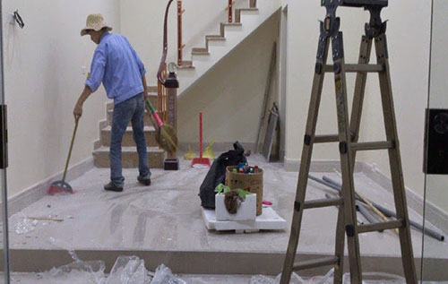 công đoạn vệ sinh nhà ở sau xây dựng
