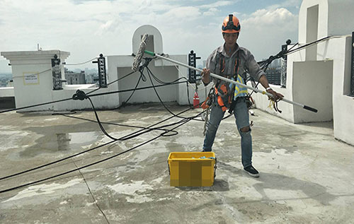 dịch vụ vệ sinh kính tòa nhà cao tầng TP. HCM