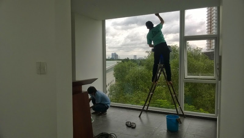 Vệ sinh trần và cửa là điều đầu tiên cần làm khi vệ sinh văn phòng