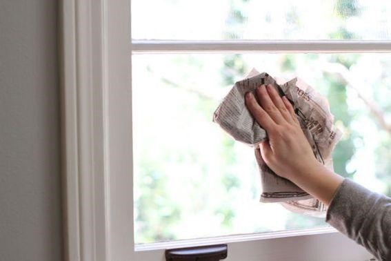 Cửa kính cần phải được lau chùi sáng bóng
