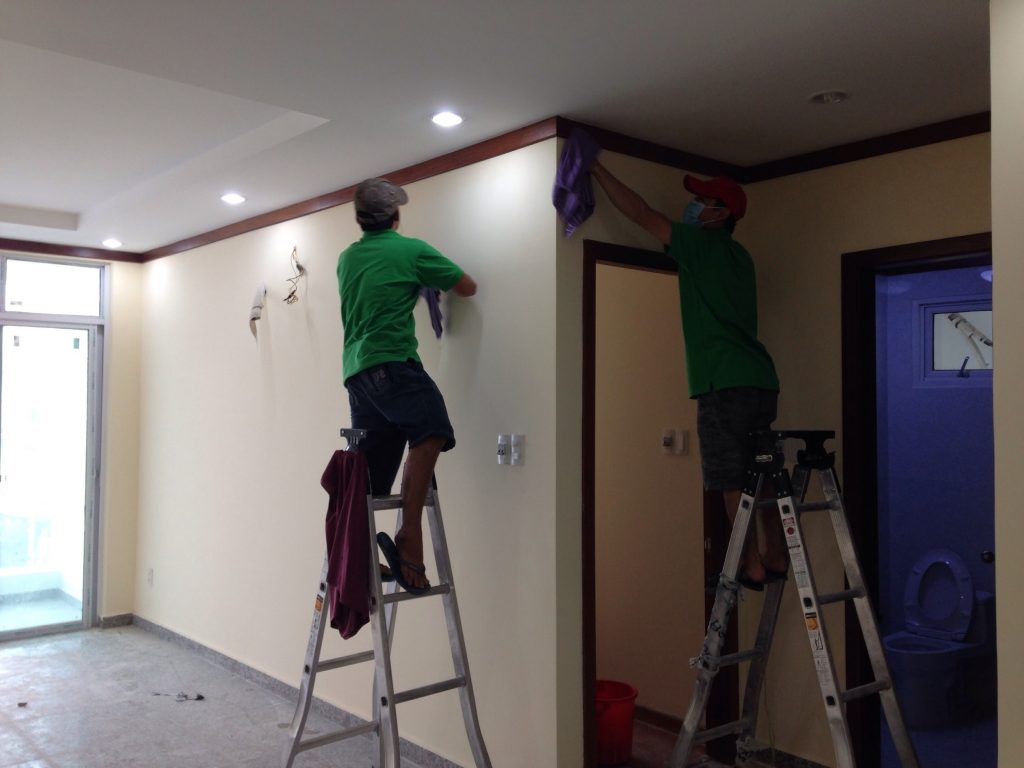 Nên lau chùi và quét dọn nhà mới theo quy tắc từ trên xuống dưới và từ trong ra ngoài
