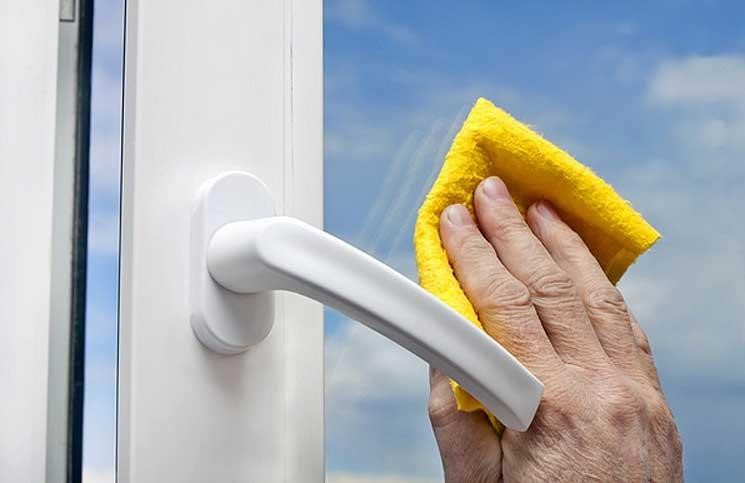 Lau chùi cửa kính, một trong những công đoạn của dọn vệ sinh nhà mới xây