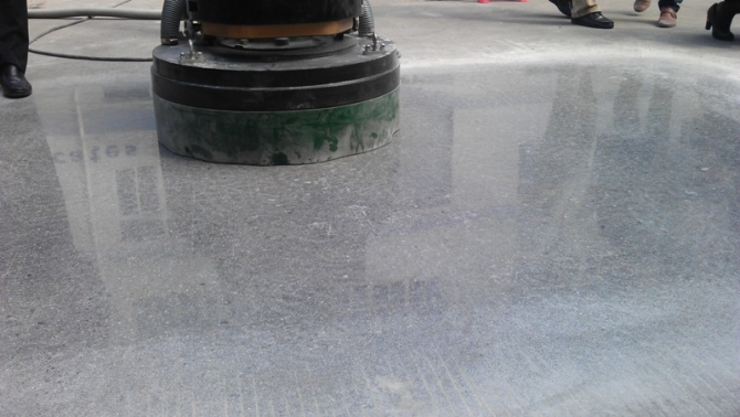 Giá đánh bóng sàn bê tông dao động từ 70 - 110 ngàn đồng/m2