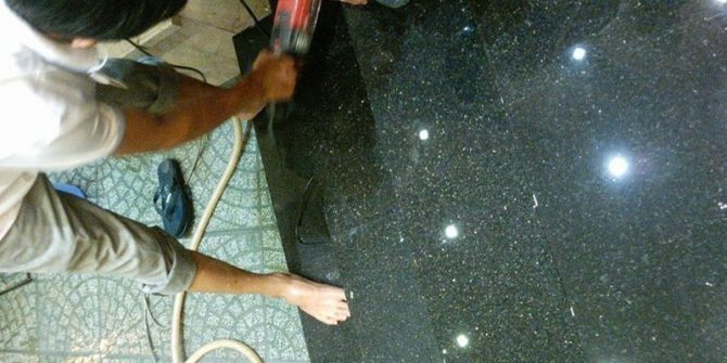 Trả lại bề mặt sáng bóng nhờ hóa chất và máy đánh bóng đơn giản